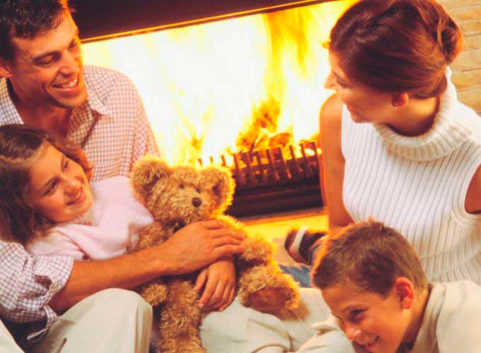 Familia alrededor de la chimenea de leña 