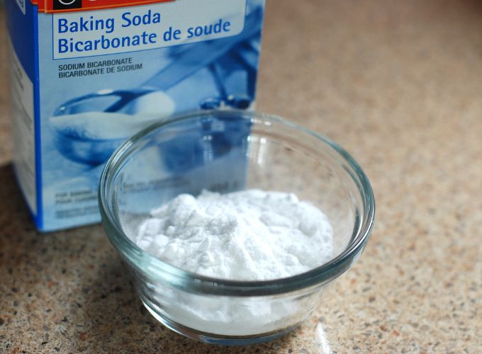 Baking soda om rookgeur van meubels te verwijderen