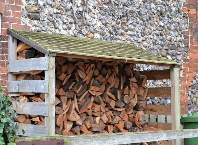 Deposito di legna da ardere all'esterno della casa