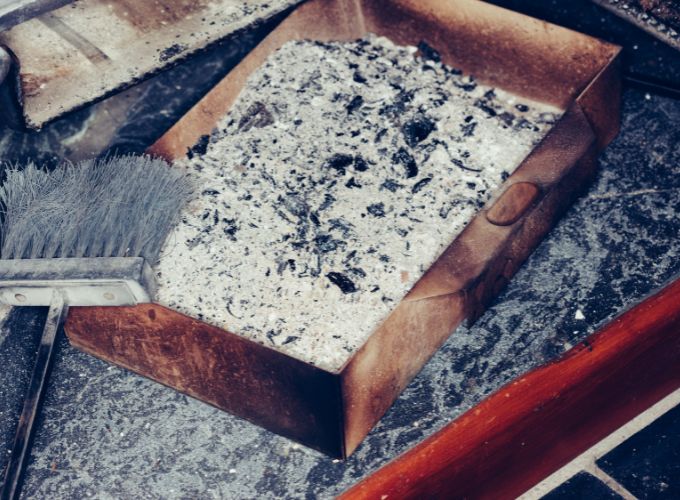 Ceniza de madera formada por la chimenea de leña