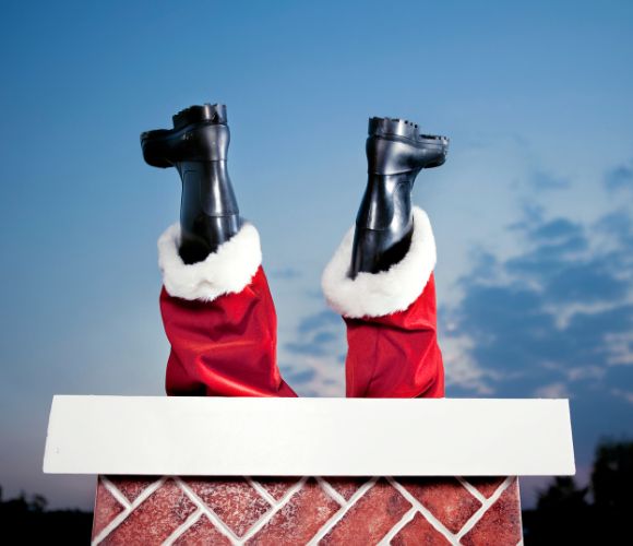 De kerstman gaat de schoorsteen in