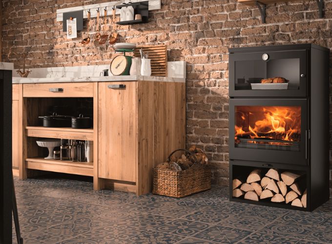 Cucina con stufa a legna e forno per cucinare 