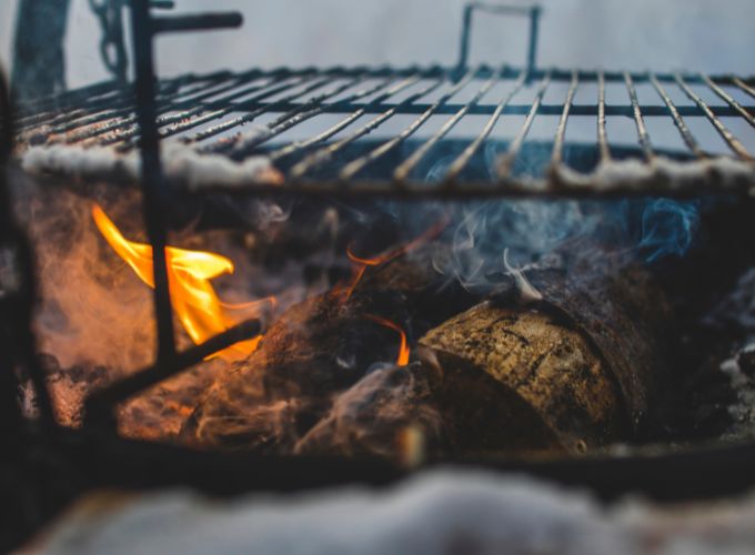 Cleaning the barbecue grill 