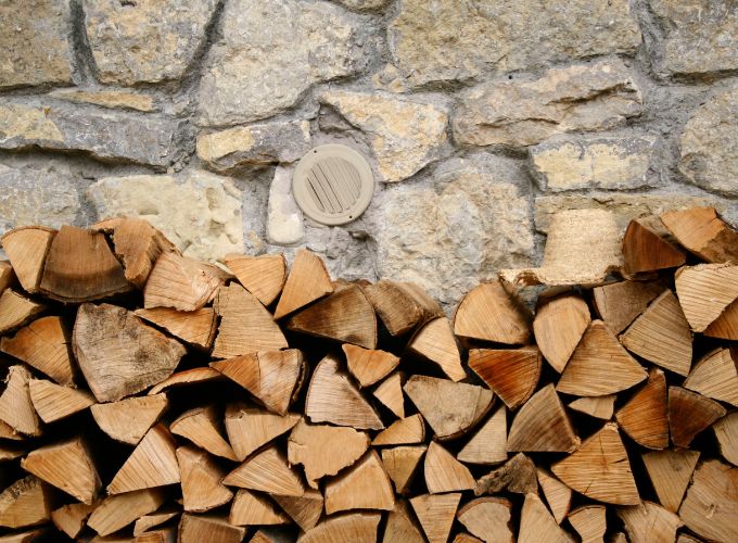 How to store firewood for the fireplace