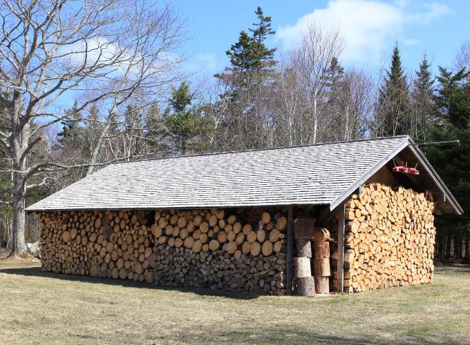 Konstrukcja wiaty do ochrony drewna opałowego