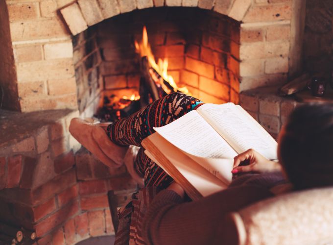 Tarde de lectura junto a la chimenea de leña