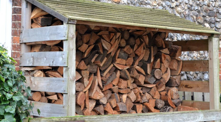 Creatieve ontwerpen voor de opslag van brandhout in uw tuin