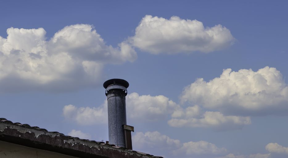 ¿Cómo debe ser la posición de los tubos de una chimenea de leña?