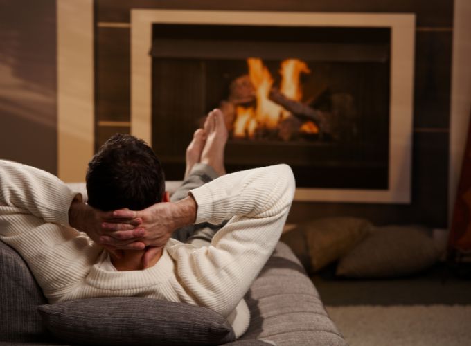 Cómo relajarse junto a la chimenea de leña