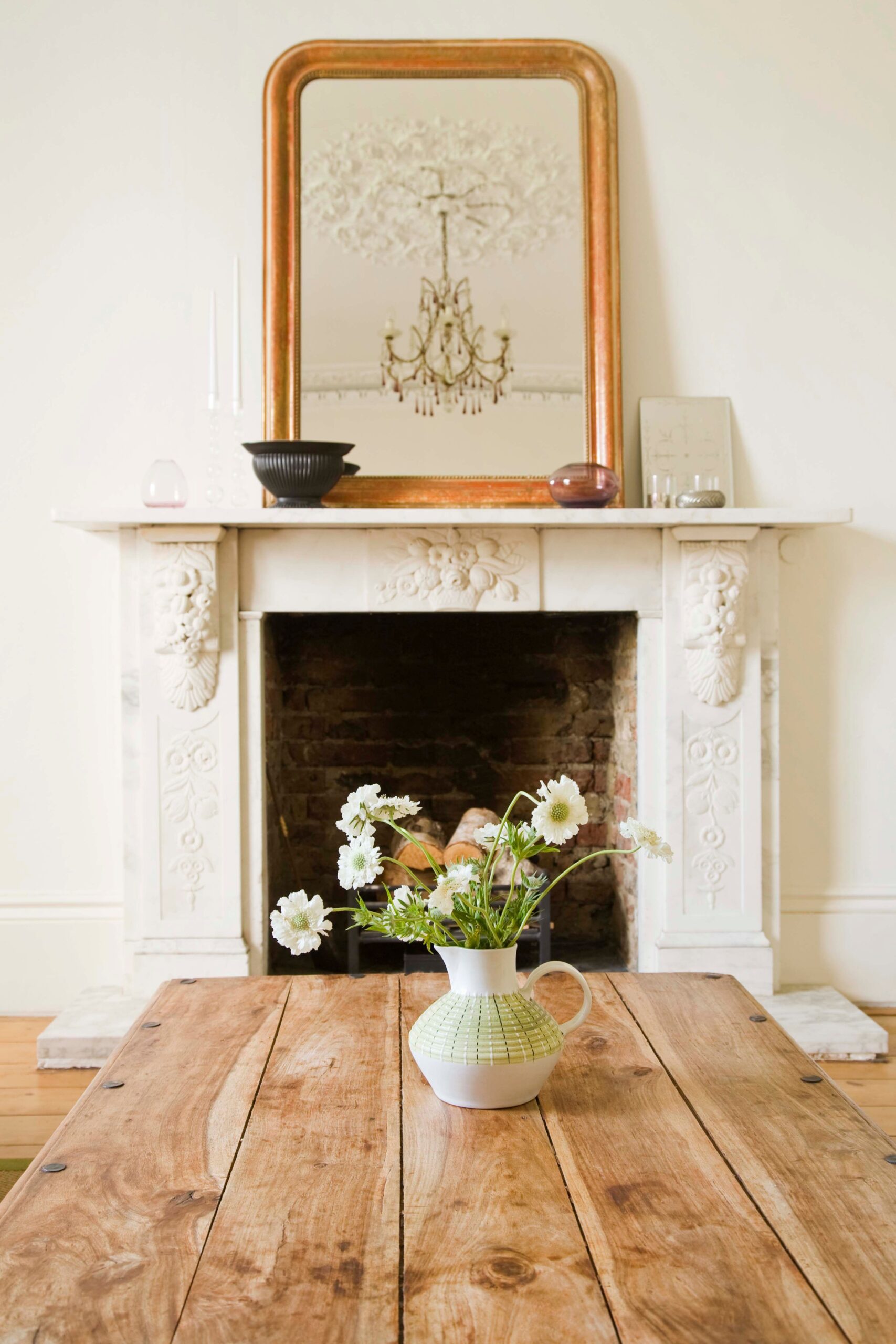 Decorating the fireplace with a mirror