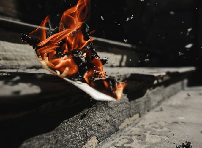 Come spegnere in modo sicuro un incendio nel camino?